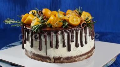 饼干蛋糕的正视图。水果和鲜花馅饼。特写前视饼干和奶油蛋糕。巧克力蛋糕
